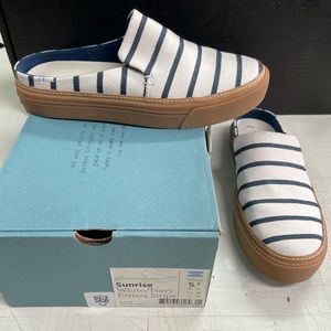 New in box Toms Sunrise White/Navy Riviera Stripe. Size 5.5.